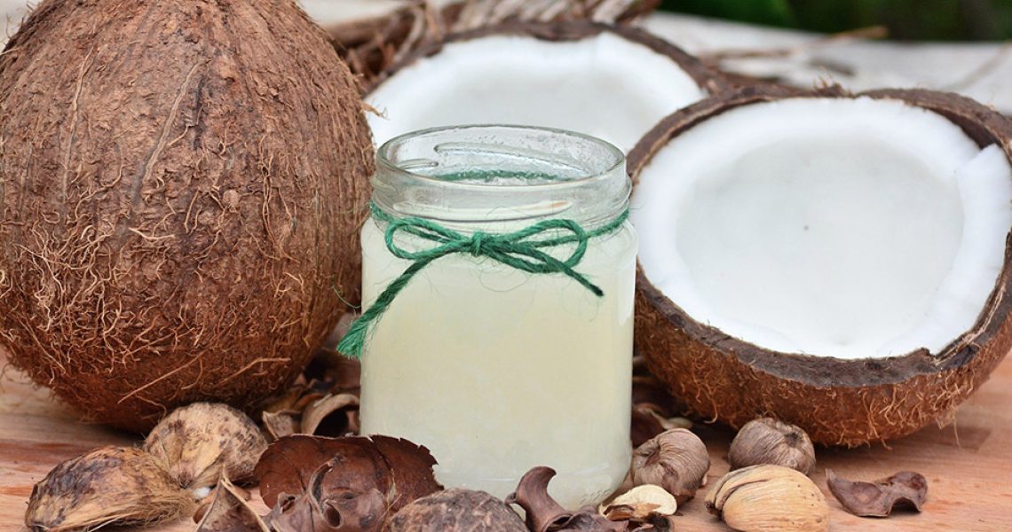 bio kokosöl im glas zur entgiftung durch ölziehen